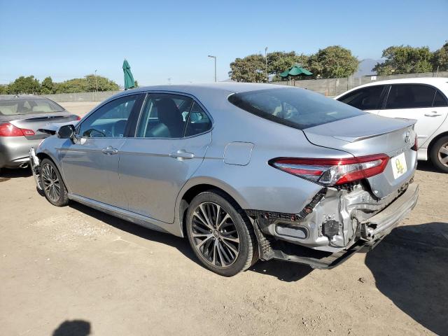 4T1B11HK7JU066441 - 2018 TOYOTA CAMRY L SILVER photo 2