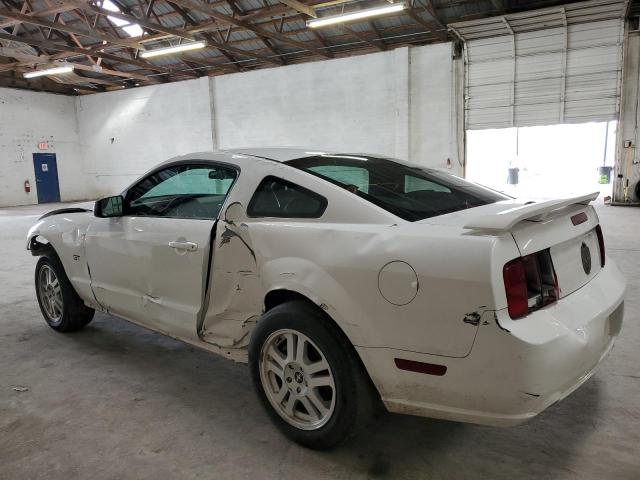 1ZVHT82H475320718 - 2007 FORD MUSTANG GT WHITE photo 2
