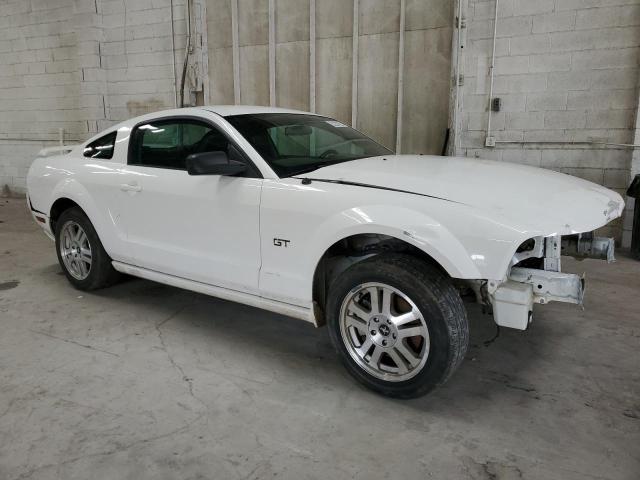 1ZVHT82H475320718 - 2007 FORD MUSTANG GT WHITE photo 4