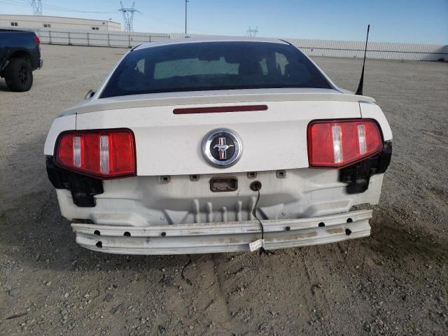 1ZVBP8AN9A5112679 - 2010 FORD MUSTANG WHITE photo 6
