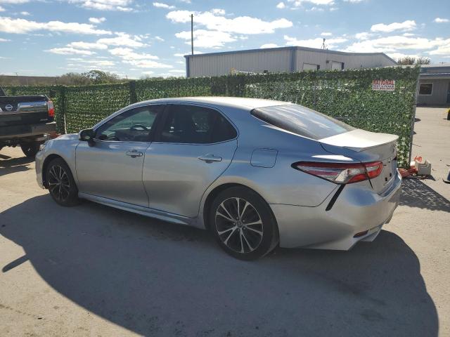 4T1B11HK4JU091619 - 2018 TOYOTA CAMRY L SILVER photo 2