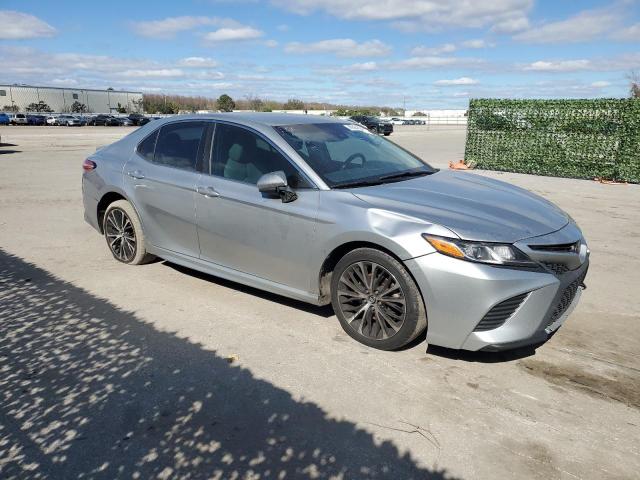 4T1B11HK4JU091619 - 2018 TOYOTA CAMRY L SILVER photo 4