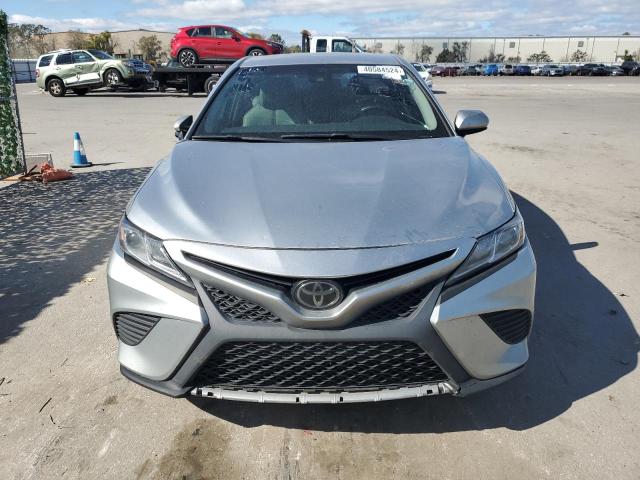 4T1B11HK4JU091619 - 2018 TOYOTA CAMRY L SILVER photo 5