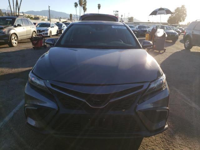 4T1T11AK7MU548359 - 2021 TOYOTA CAMRY SE GRAY photo 5