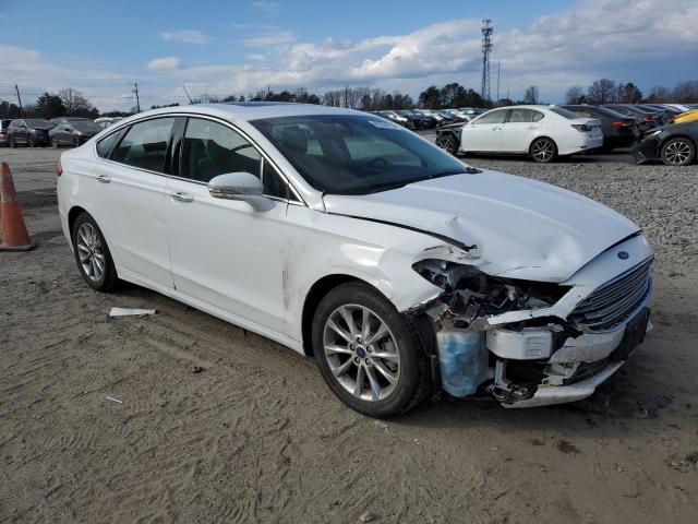 3FA6P0HD0HR114403 - 2017 FORD FUSION SE WHITE photo 4