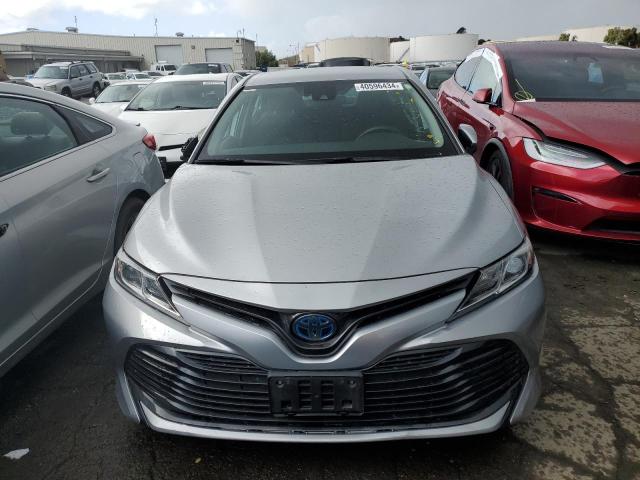 4T1C31AKXLU525683 - 2020 TOYOTA CAMRY LE SILVER photo 5