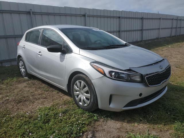 KNAFK5A83H5685807 - 2017 KIA FORTE LX SILVER photo 4