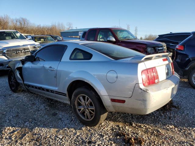 1ZVFT80N855127808 - 2005 FORD MUSTANG SILVER photo 2