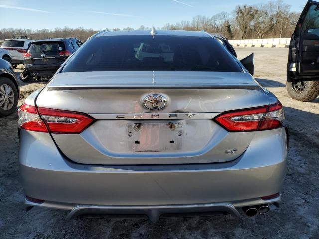 4T1B11HKXJU575956 - 2018 TOYOTA CAMRY L SILVER photo 6