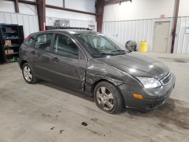 3FAHP37N05R121318 - 2005 FORD FOCUS ZX5 GRAY photo 4