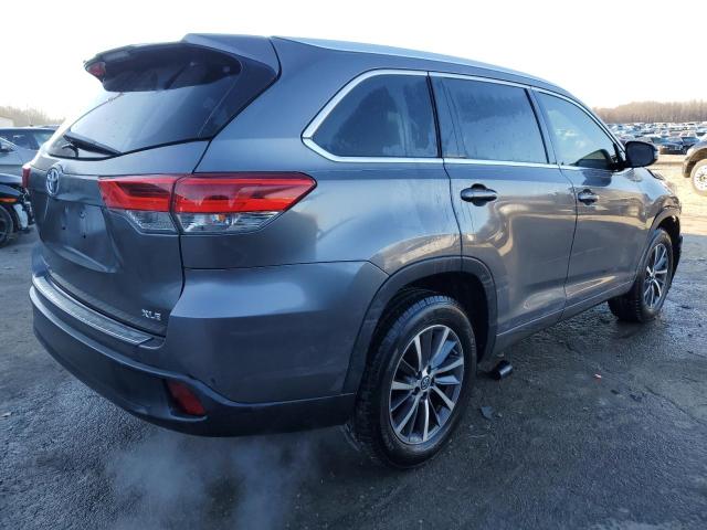 5TDKZRFH3HS526048 - 2017 TOYOTA HIGHLANDER SE GRAY photo 3