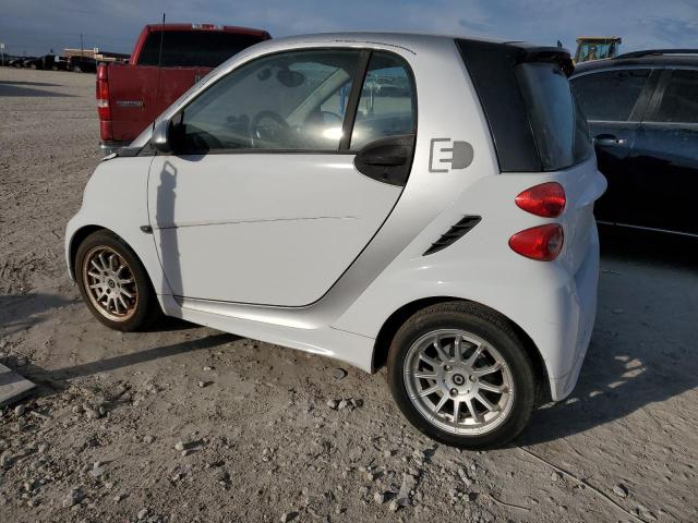 WMEEJ9AA4DK727331 - 2013 SMART FORTWO WHITE photo 2