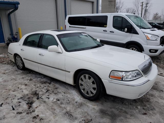 1LNHM82W23Y638226 - 2003 LINCOLN TOWN CAR SIGNATURE WHITE photo 4