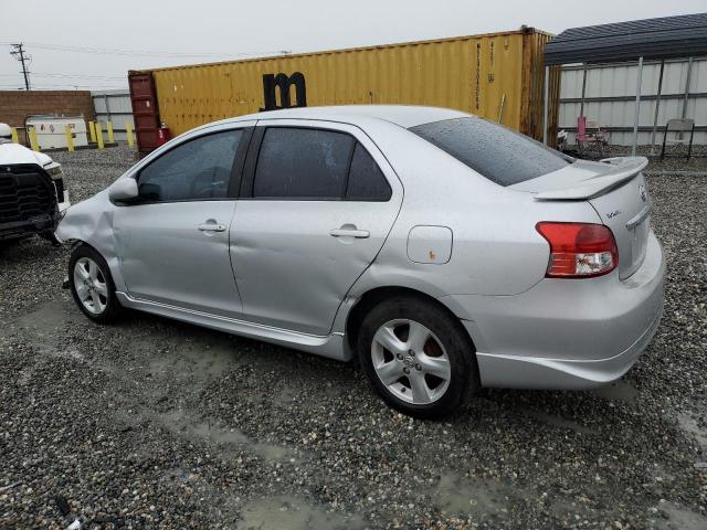 JTDBT923581200132 - 2008 TOYOTA YARIS GRAY photo 2