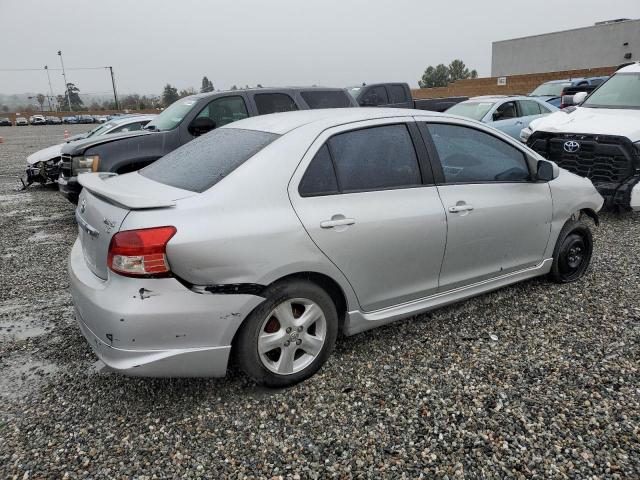 JTDBT923581200132 - 2008 TOYOTA YARIS GRAY photo 3