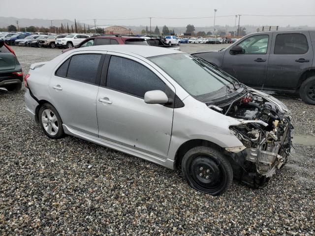 JTDBT923581200132 - 2008 TOYOTA YARIS GRAY photo 4