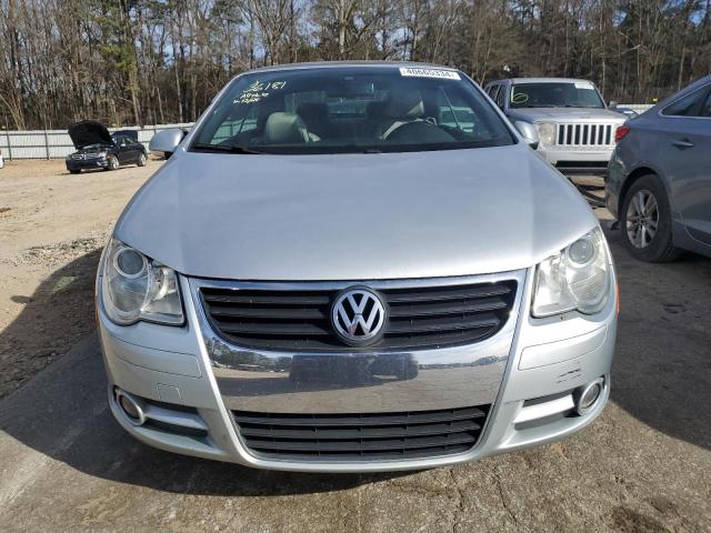 WVWFA71F58V009455 - 2008 VOLKSWAGEN EOS LUX SILVER photo 5