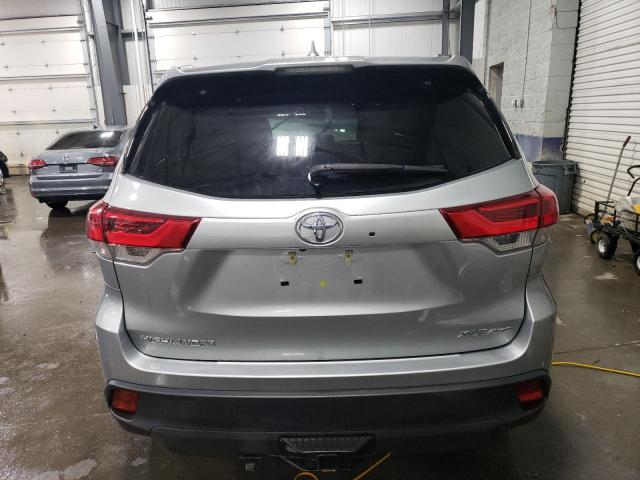 5TDJZRFH9JS554941 - 2018 TOYOTA HIGHLANDER SE SILVER photo 6