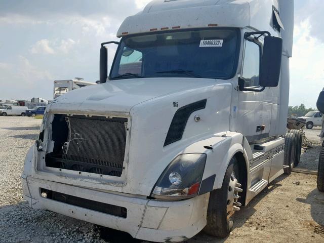 4V4NC9GH06N404915 - 2006 VOLVO VN VNL WHITE photo 2