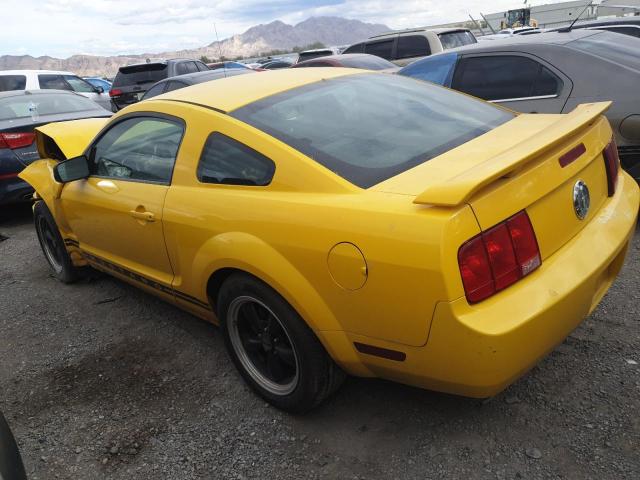 1ZVFT80N755175624 - 2005 FORD MUSTANG YELLOW photo 2
