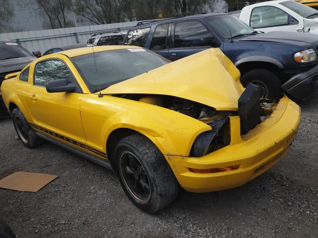 1ZVFT80N755175624 - 2005 FORD MUSTANG YELLOW photo 4