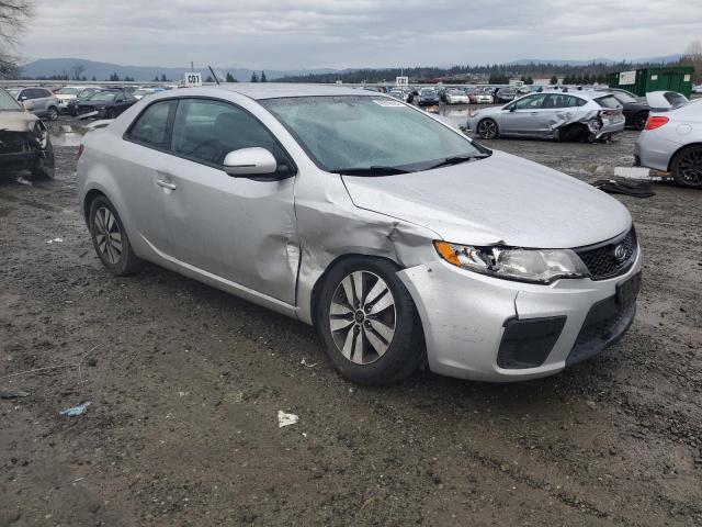 KNAFU6A26D5689131 - 2013 KIA FORTE EX SILVER photo 4