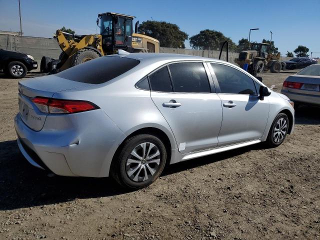 JTDEAMDEXN3010914 - 2022 TOYOTA COROLLA LE SILVER photo 3