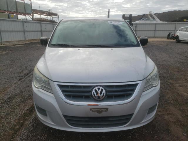 2C4RVAAG4CR277156 - 2012 VOLKSWAGEN ROUTAN S SILVER photo 5