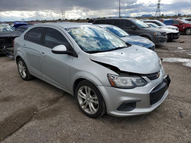 1G1JB5SHXJ4124908 - 2018 CHEVROLET SONIC LS ვერცხლისფერი ფოტო 4