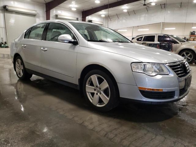 WVWAK73C28E004711 - 2008 VOLKSWAGEN PASSAT KOMFORT SILVER photo 4