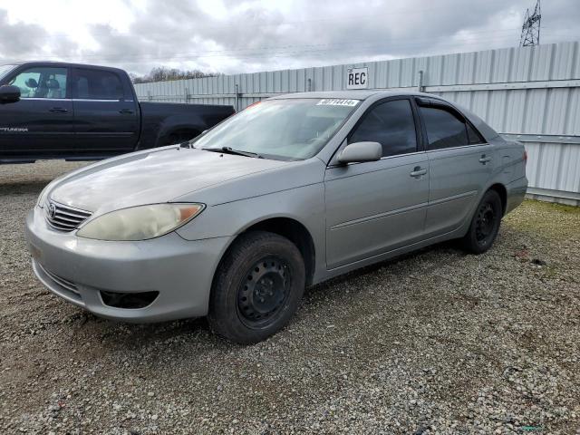 4T1BE30K35U978100 - 2005 TOYOTA CAMRY LE SILVER photo 1