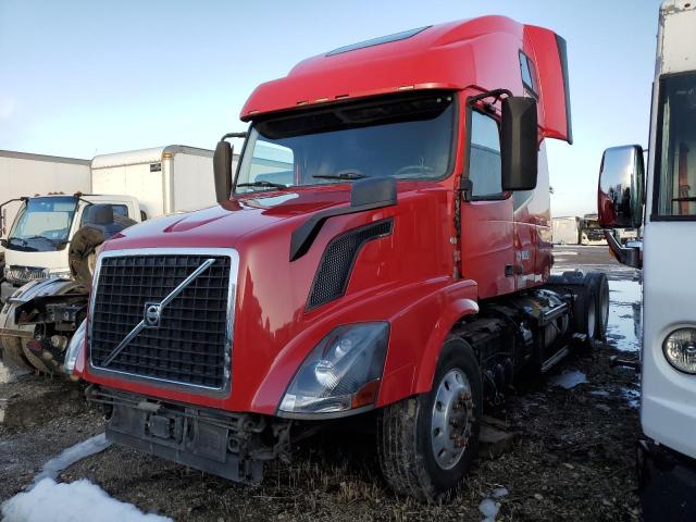 4V4NC9TH0HN989701 - 2017 VOLVO VN VNL RED photo 2