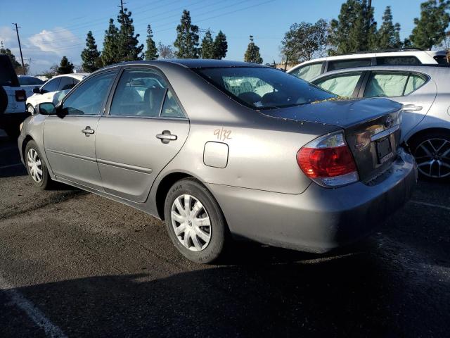 4T1BE32K05U613287 - 2005 TOYOTA CAMRY LE GRAY photo 2