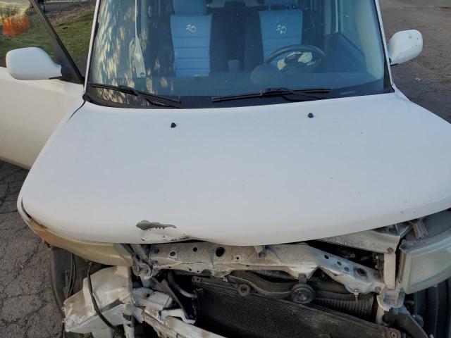 JTLKT324664120778 - 2006 TOYOTA SCION XB WHITE photo 11