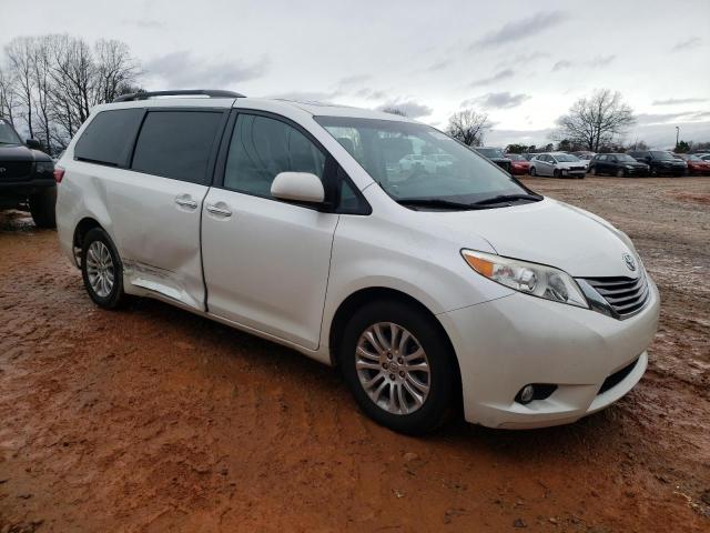 5TDYK3DC1GS728453 - 2016 TOYOTA SIENNA XLE WHITE photo 4