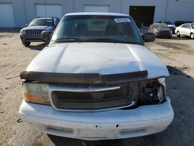 1GTCS19W028253988 - 2002 GMC SONOMA WHITE photo 5