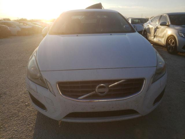 YV1612FS5D2172704 - 2013 VOLVO S60 T5 WHITE photo 5