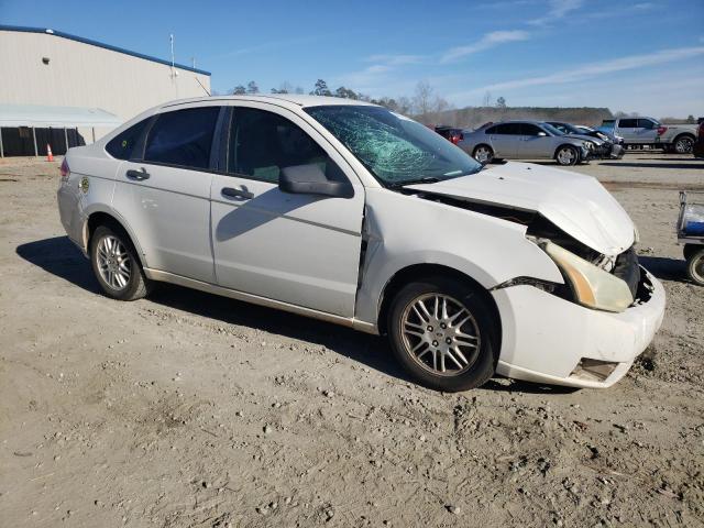 1FAHP3FN8AW145889 - 2010 FORD FOCUS SE WHITE photo 4