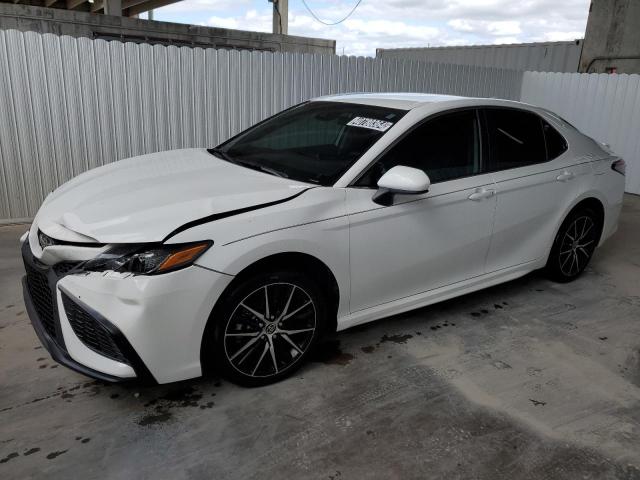 4T1G11AK0MU581561 - 2021 TOYOTA CAMRY SE WHITE photo 1