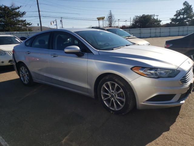 3FA6P0H71HR245818 - 2017 FORD FUSION SE SILVER photo 4