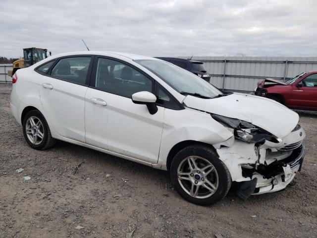 3FADP4BJ6JM128046 - 2018 FORD FIESTA SE WHITE photo 4