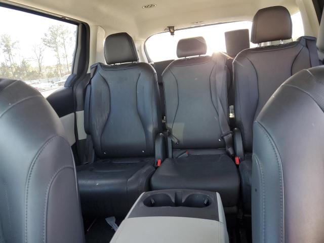 KNDNB4H33N6127710 - 2022 KIA CARNIVAL LX SILVER photo 10