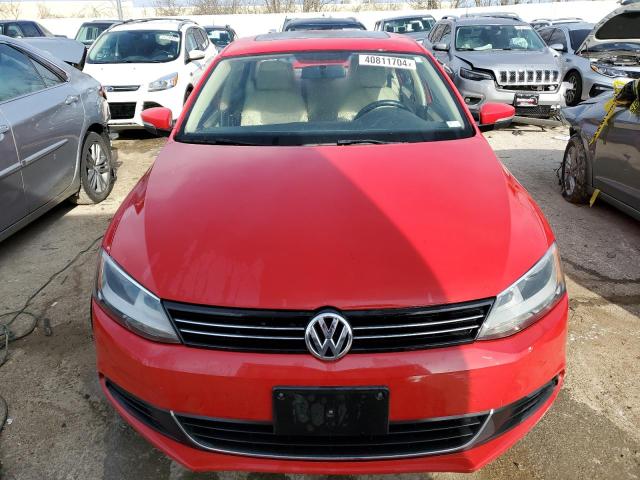 3VWDX7AJ2DM360321 - 2013 VOLKSWAGEN JETTA SE RED photo 5