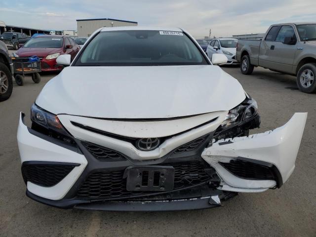 4T1G11AK5PU100188 - 2023 TOYOTA CAMRY SE NIGHT SHADE WHITE photo 5
