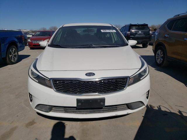 3KPFK4A72JE202516 - 2018 KIA FORTE LX WHITE photo 5