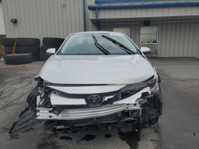 5YFEPMAE0NP286836 - 2022 TOYOTA COROLLA LE SILVER photo 5