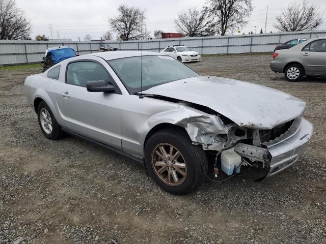 1ZVHT80N685111653 - 2008 FORD MUSTANG SILVER photo 4