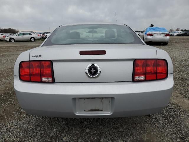 1ZVHT80N685111653 - 2008 FORD MUSTANG SILVER photo 6