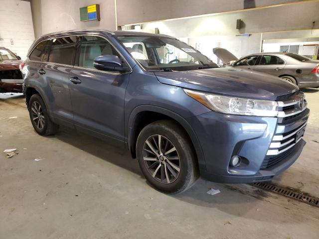 5TDJZRFHXJS496581 - 2018 TOYOTA HIGHLANDER SE BLUE photo 4