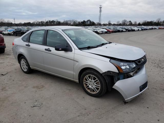 1FAHP3FN5AW298374 - 2010 FORD FOCUS SE SILVER photo 4